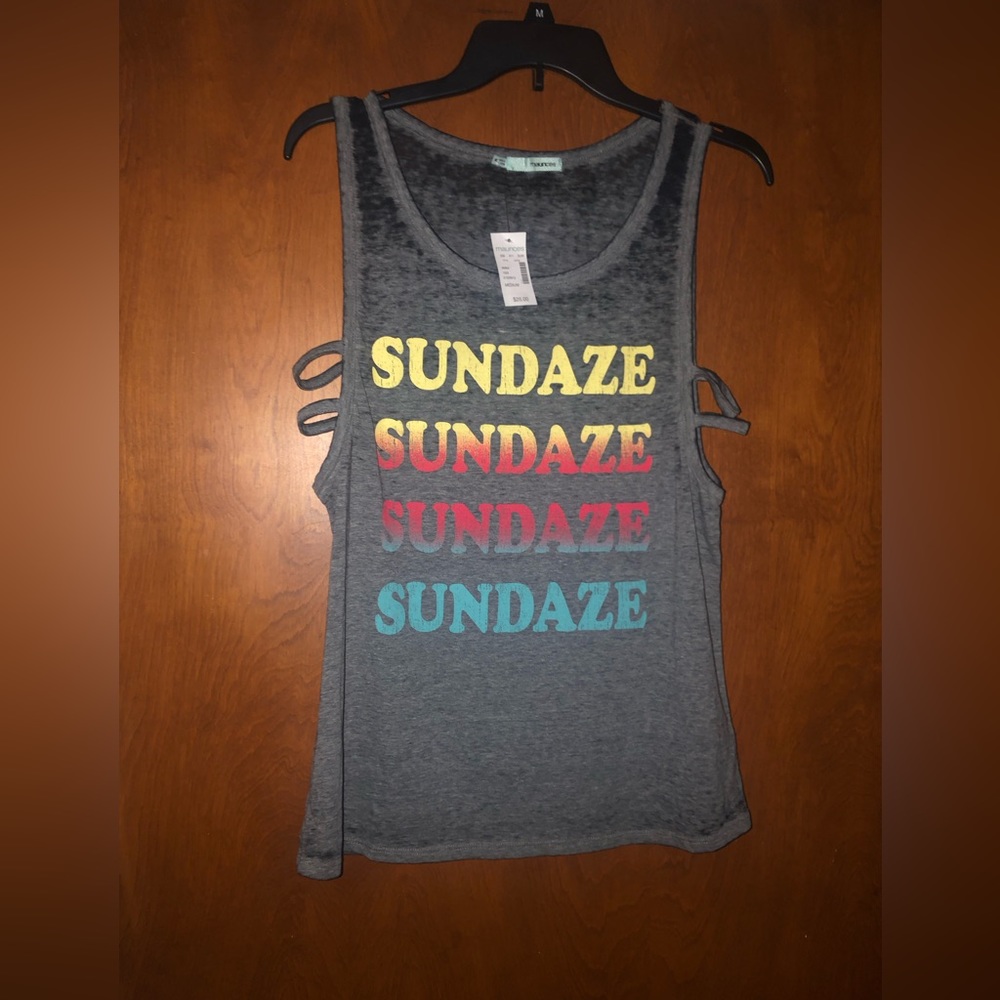 Maurices sundaze gym tee size M NWT